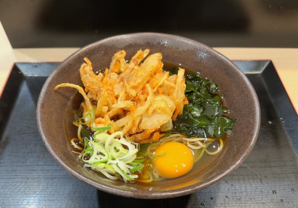 「朝そば・生たまご(450円)+わかめ(クーポン)」@ゆで太郎 環七西瑞江店の写真