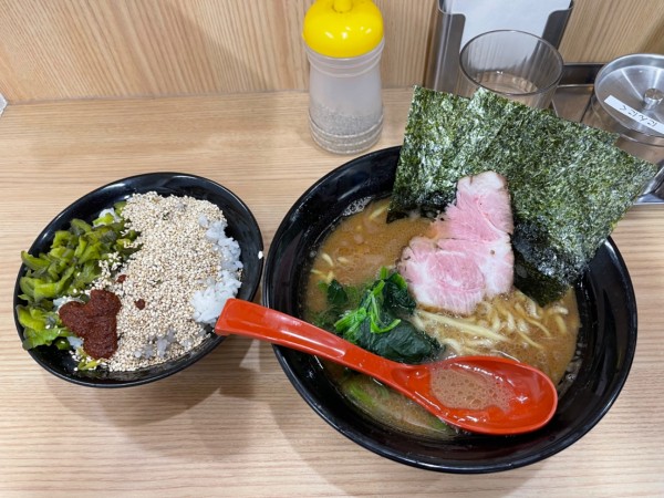 「ラーメン 並 麺硬め＋油多め＋サービスライス」@横浜ラーメン 武蔵家 御茶ノ水店の写真