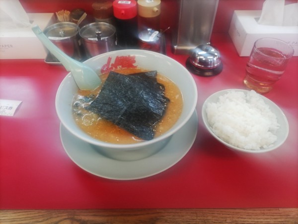 「特製味噌ラーメン＋背脂変更＋半ライス」@ラーメン山岡家 上三川店の写真