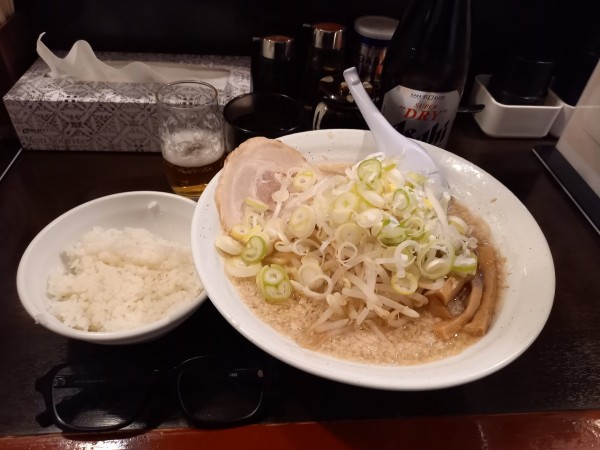 「しょうゆらーめん背脂ギタギタ無料(中盛無料)ライス無料」@こってりらーめん せきやけ 水道橋店の写真