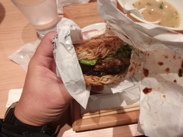 「[RAMEN SHACK]ラーメンバーガー」@ラーメンWalkerキッチンの写真