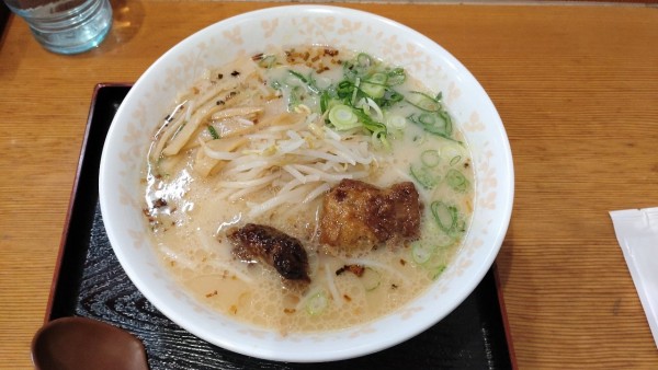 「豚骨ラーメン(軟骨煮入り)」@エアポート山形屋 ファミリーレストランの写真