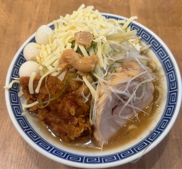 「特製ラーメン➕チーズ」@びんびん豚 坂戸店の写真