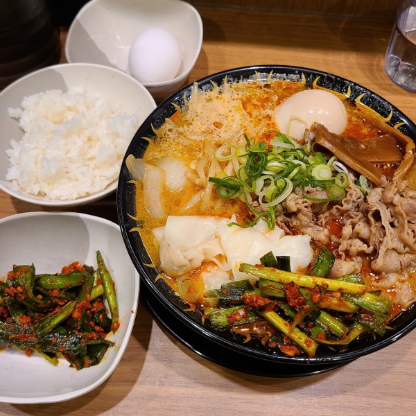 「旨辛スタ味噌祝い盛りラーメン+名物ニラキムチ」@大阪なんば 特製味噌ラーメン わだ商店 西池袋店の写真