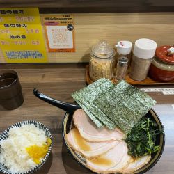 チャーシュー麺硬め濃いめ、小ライス