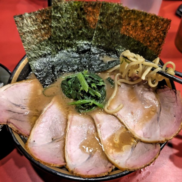 「焼豚ラーメン(1300円)、ライス(150円)」@横浜家系総本山 吉村家直系店 ラーメン内田家の写真