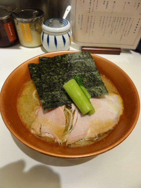 「ラーメン900円硬め」@家系ラーメン 革新家 TOKYOの写真