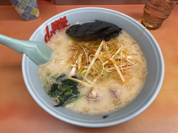「塩ピリ辛ネギラーメン（中盛）」@ラーメン山岡家 さいたま宮前店の写真