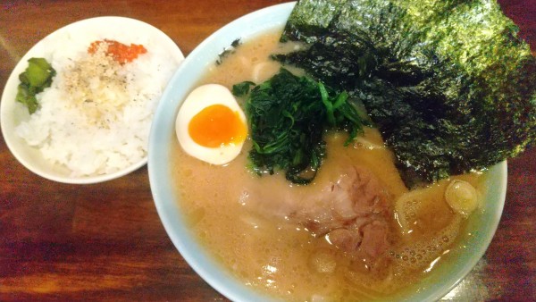 「ラーメン・並+小ライス(¥850+100)」@洞くつ家の写真