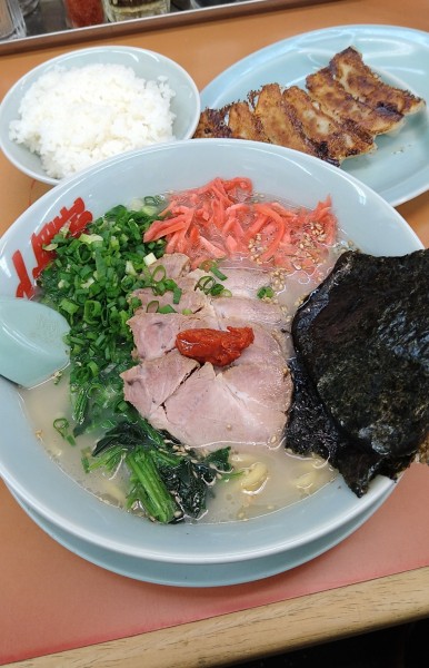 「塩チャーシューメン+青ネギ､紅生姜､半ライス､餃子」@ラーメン山岡家 鷲宮店の写真