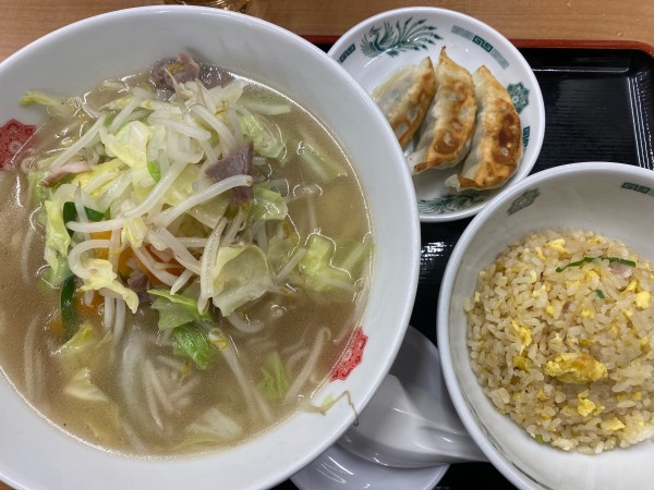 「C半チャーハン+餃子（3個）セット 990円」@来来軒 赤羽店の写真