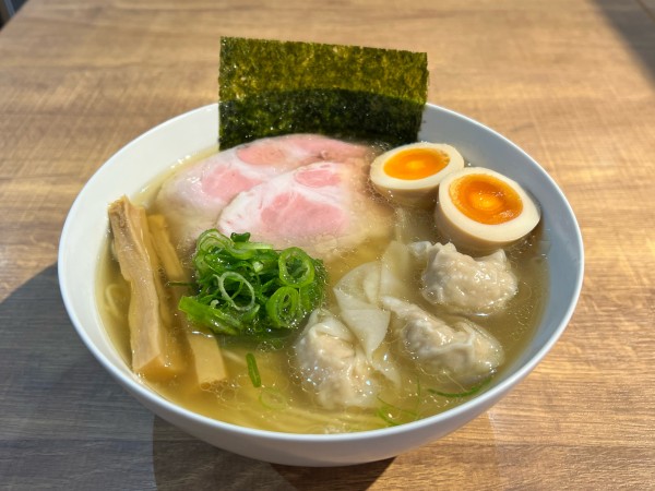 「ワンタン塩ラーめん」@貝出汁ラーめん クラムの写真