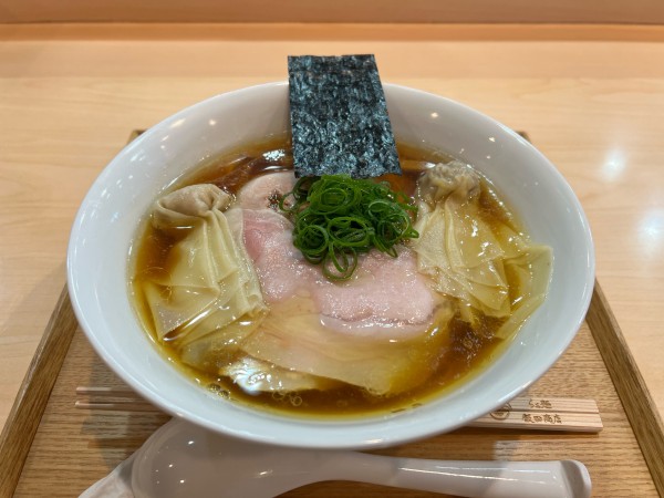 「わんたん入りしょうゆらぁ麺」@飯田商店 湯河原本店の写真