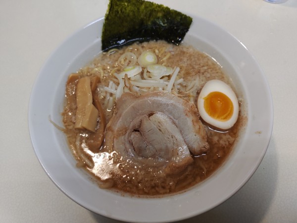 「醤油背脂らーめん」@屋台らーめん めん吉 新松戸店の写真