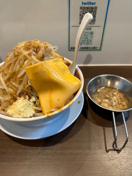 「担々麺汁なし全マシお腹空いてますチーズ」@顎で喰らえ ラウンドワン草加店の写真