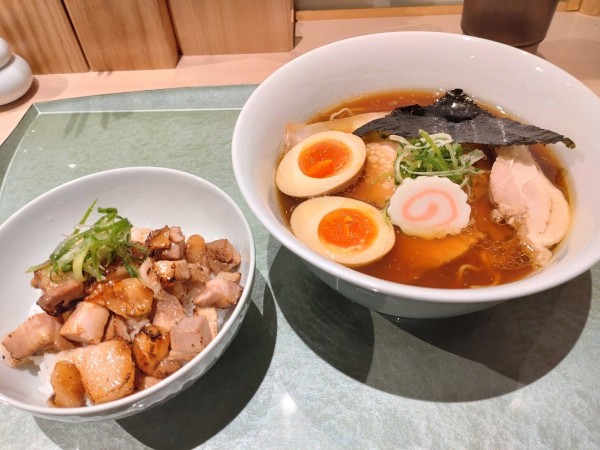 「上醤油らぁ麺+ぶた飯」@らぁ麺 花萌葱の写真
