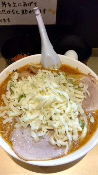 「ごっつカレーラーメン+チーズ+バクダン+生卵」@超ごってり麺 ごっつ 津田沼店の写真
