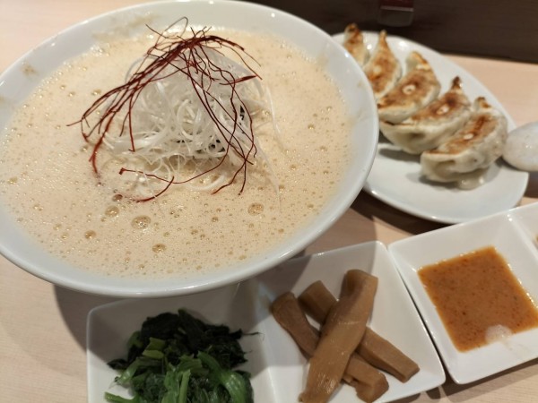 「ホワイト担々麺￥９００＋餃子（無料クーポン）」@鶏白湯らーめん 叶の写真