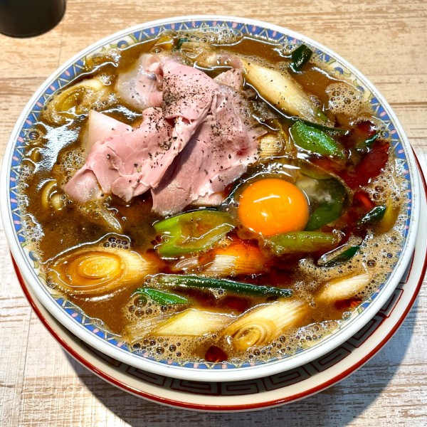 「【限定】深谷辛ネギブラック＋ライス」@中華そば 四つ葉の写真