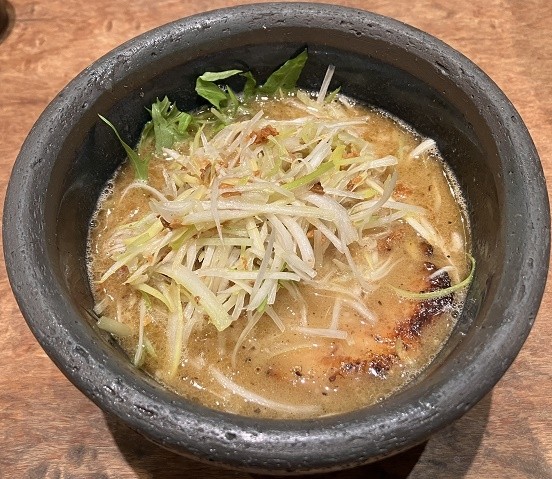「らぁめん(醤油)+(トッピング)旨ネギ」@俺の創作らぁめん 極や 上野広小路店の写真