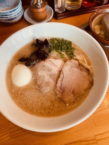 「豚骨ラーメン 870円 替玉 100円」@麺笑 コムギの夢の写真