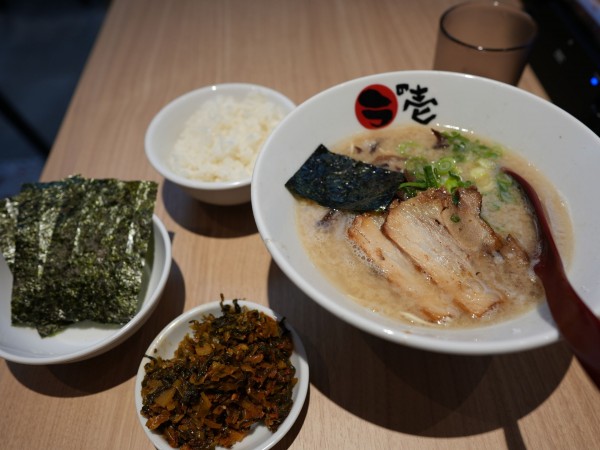 「純豚骨 粉落とし＋サービス板海苔＋白いご飯ランチ＋サービス替」@純豚骨ラの壱 伏見店の写真