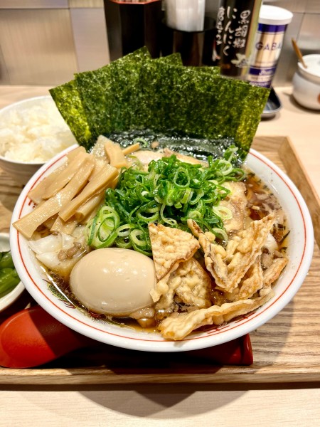 「尾道ラーメン全部のせ【TP】ライス、ワンタン」@尾道ラーメン 八じゅう 蒲田本店の写真