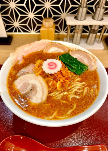 「辛味噌背脂ラーメン【TP】チャーシュー、大盛」@麺屋 八徳の写真