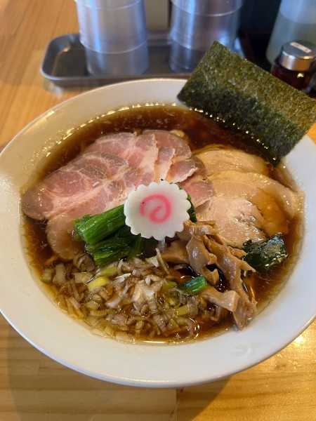 「醤油ラーメン　肩ロース肉増し　大盛り」@麺道 六善の写真