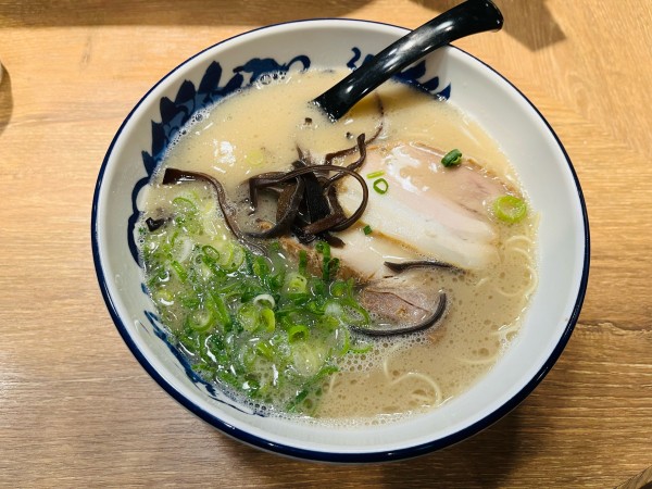 「糸島豚骨ラーメン」@元祖 糸島ラーメン銅羅 空港店の写真