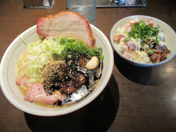 「季節限定味噌らぁめん（９８０円）＋肉マヨ丼＋他」@麺や 虎徹の写真