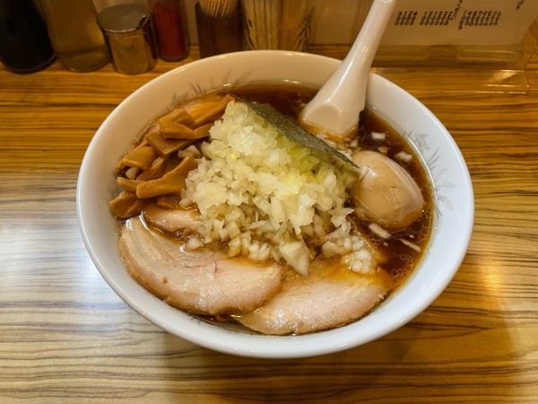 「中華そば 大 + チャーシュー + 味付け卵 + 玉ねぎ増量」@中華そば たまやの写真