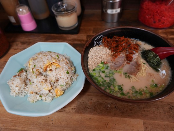 「博多ラーメン 粉落とし＋チャーハン」@博多ラーメン長浜や 上野店の写真