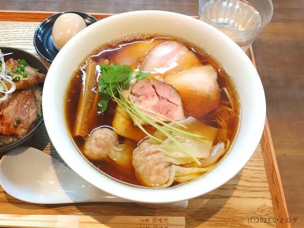 「特製醤油らぁ麺（麺 大盛）」@らぁ麺 紫陽花の写真
