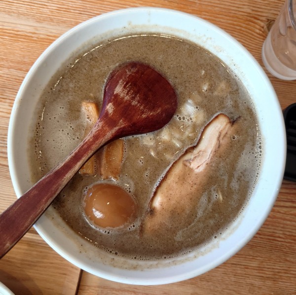 「【限定】濃厚煮干麺+味玉」@店内製麺 さくらの写真