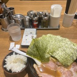 半チャーシュー麺海苔増し、半ライス