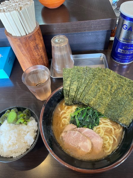 「海苔増し硬め濃いめ、ライス　1020円」@横浜家系らーめん 英の写真