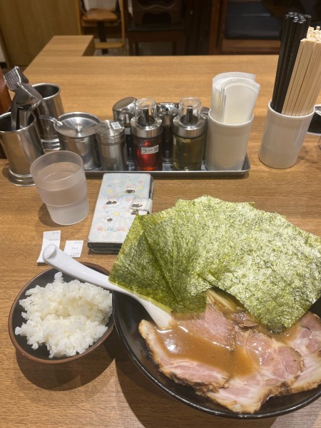 「半チャーシュー麺海苔増し、半ライス」@しょうゆのおがわや 厚木246号店の写真