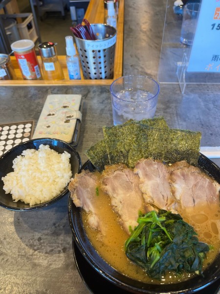 「チャーシュー麺1200円硬め濃いめ、ランチ無料ライス」@家系ラーメン 桜家の写真