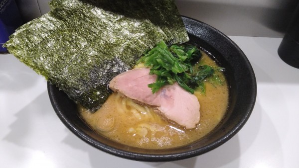 「ラーメン(味濃いめ・麺硬め)＋海苔」@かわむら家の写真