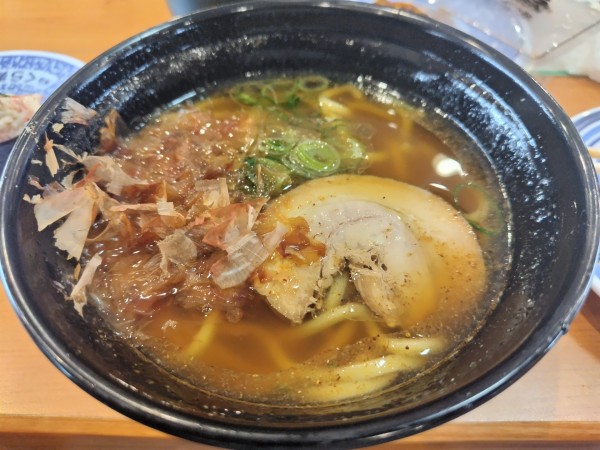 「追い鰹醤油らーめん　※ねぎ有り」@無添 くら寿司 松本平田店の写真