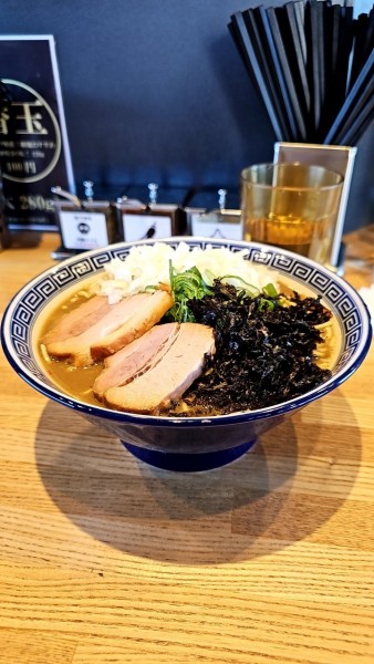 「豚骨煮干し大盛＋玉ねぎ」@豚骨醤油 三輪の写真