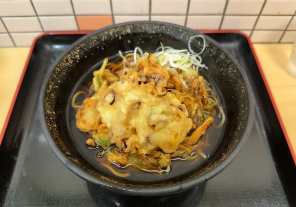 「ゲソと蓮根のかき揚げそば(490円)」@梅もと ヤエチカ店の写真