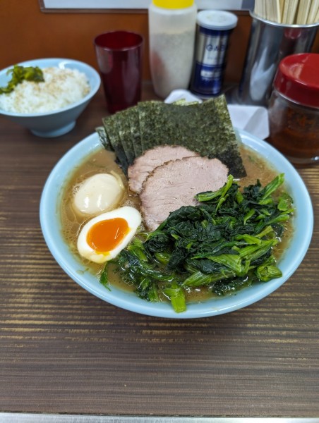 「特製ラ〜メン中、ほうれん草、味玉」@横浜家系らーめん 武蔵家 川口店の写真