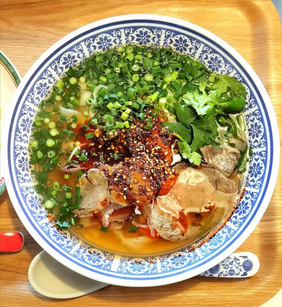 「蘭州牛肉麺 880円＋肉増し 200円」@吼将四川老火鍋の写真