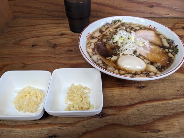 「手揉み中華蕎麦+味玉+にんにく+しょうが」@湘南の手前の写真