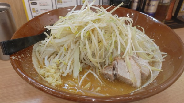 「大ラーメン・麺増し・味噌山・白髪ネギ(ショウガアブラアレ)」@豚山 武蔵小杉店の写真