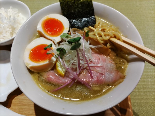 「濃厚牡蠣らぁ麺·貝味玉·ライス」@らぁ麺 牡蠣と貝の写真