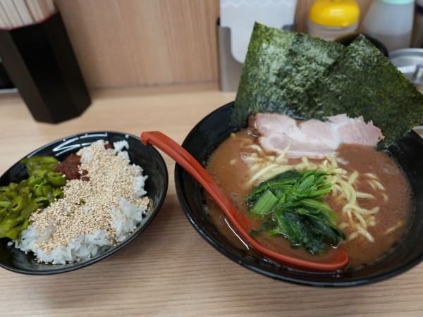 「ラーメン 並 麺硬め＋油多め＋サービスライス」@横浜ラーメン 武蔵家 御茶ノ水店の写真
