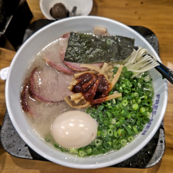 「全部乗せコク旨とんこつ（1100円）唐揚げセット（280円）」@FREE-MENの写真